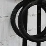 Hvordan justeres gymnastikringenes højde?